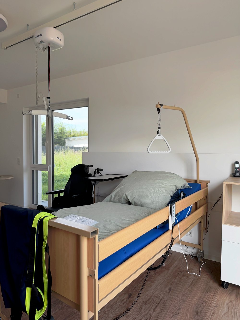 Ruheraum mit Pflegebett und Deckenlifter in Erlensee
