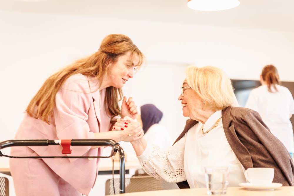 Einfühlsame Begleitung einer Seniorin in der Tagespflege