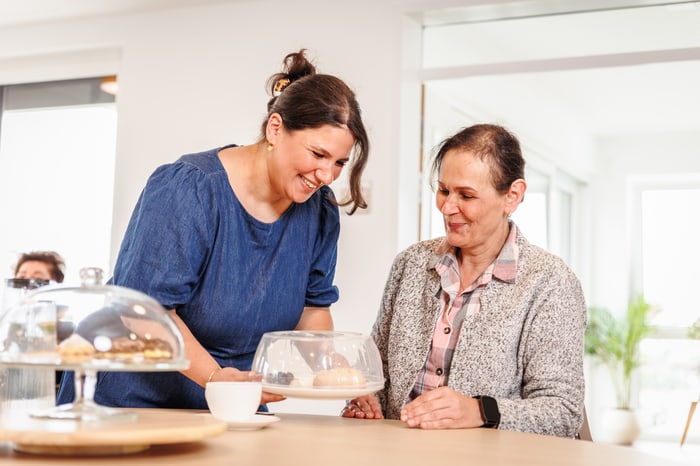 Pflegefachkraft und Seniorin in der Main Care Tagespflege Erlensee