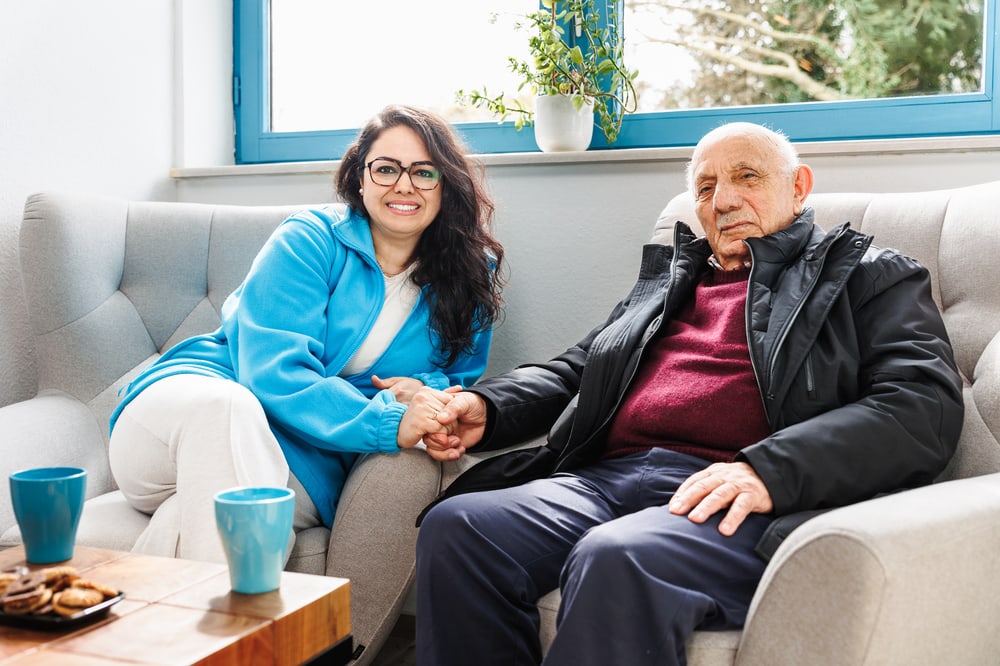 Bewohner und Betreuerin in einem Main Care Intensivpflege-Apartment
