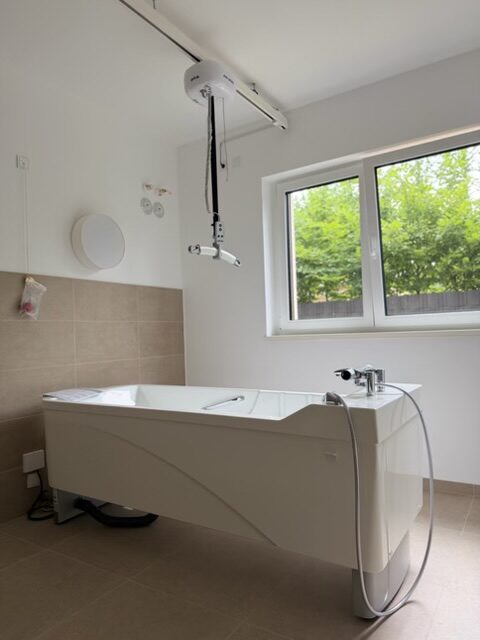 Pflegebad mit höhenverstellbarer Badewanne und Deckenlifter in Erlensee