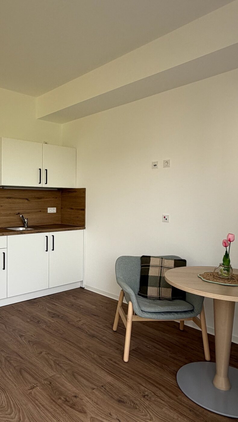 Intensivpflege-Apartment in Erlensee mit eigener Küchenzeile und Essplatz