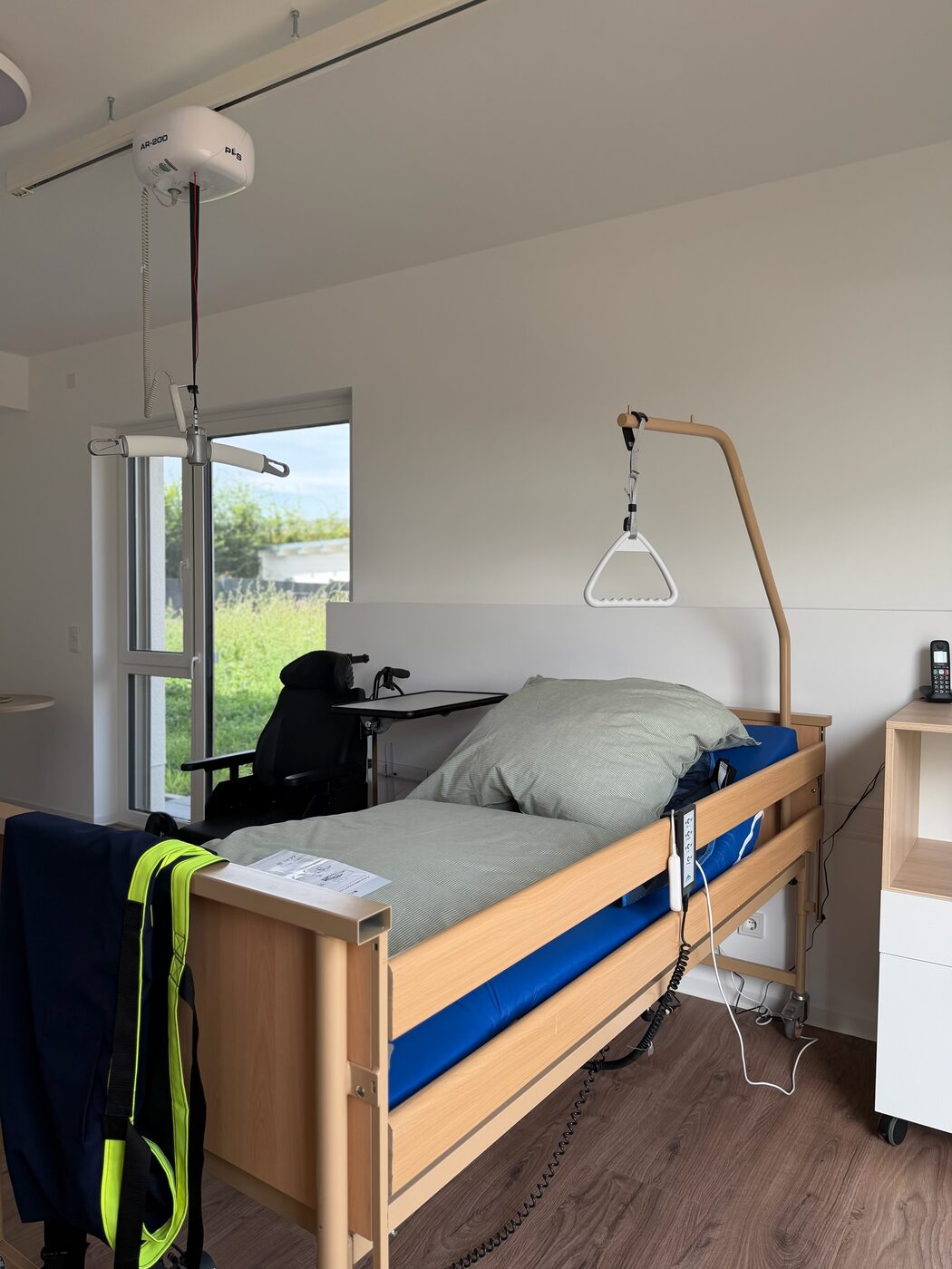 Intensivpflege-Apartment in Erlensee mit Pflegebett, Notrufknopf und Deckenlifter