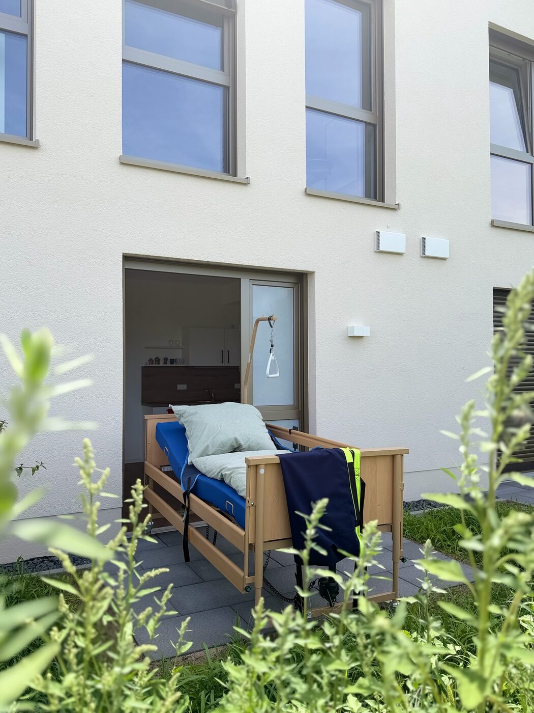 Begehbare Terrasse eines Intensivpflege-Apartments in Erlensee, mit dem Pflegebett erreichbar
