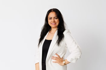 Porträt von Dounia El-Oussani, Pflegedienstleitung (PDL) bei Main Care